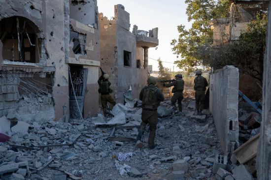 這張以色列國(guó)防軍11月12日發(fā)布的照片顯示，以軍地面部隊(duì)在加沙地帶北部開展軍事行動(dòng)。新華社發(fā)