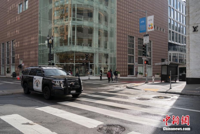 當(dāng)?shù)貢r(shí)間11月13日，美國加州舊金山聯(lián)合廣場(chǎng)周邊剛剛被沖洗過的街道較往常更為整潔。<a target='_blank' href='/'><p  align=