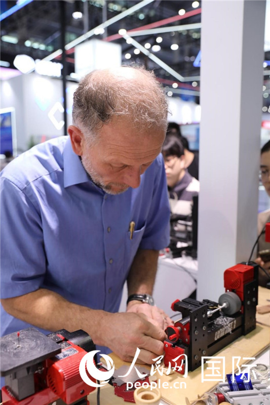 第25屆中國國際高新技術(shù)成果交易會15日在深圳開幕，圖為展商現(xiàn)場演示精密加工工具。人民網(wǎng)記者 魯揚攝