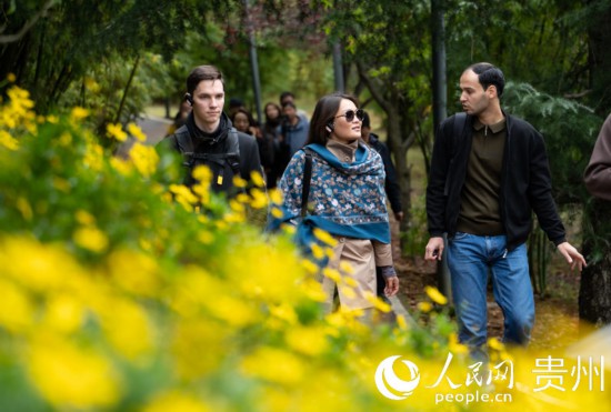 歐亞國(guó)家媒體記者走進(jìn)觀山湖公園。人民網(wǎng) 陽(yáng)茜攝