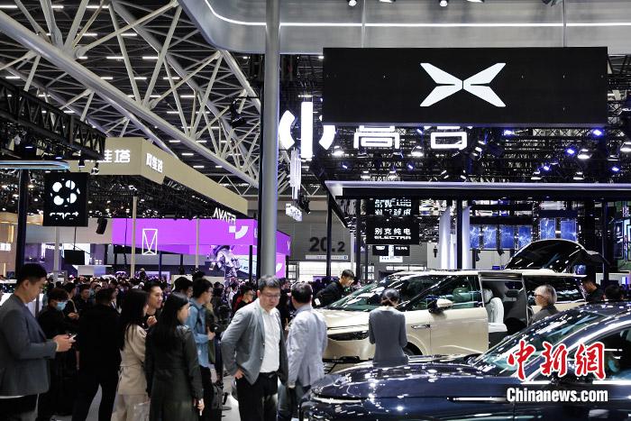 11月17日，廣州車展展館人流如織。中新財經(jīng)記者 葛成 攝