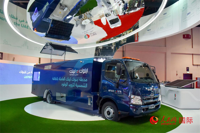 阿聯(lián)酋國(guó)家石油公司發(fā)布的電動(dòng)運(yùn)油卡車。該卡車用光伏板和電池驅(qū)動(dòng)，但主要目的是輸送汽油。   人民網(wǎng) 塔里克·易卜拉欣攝
