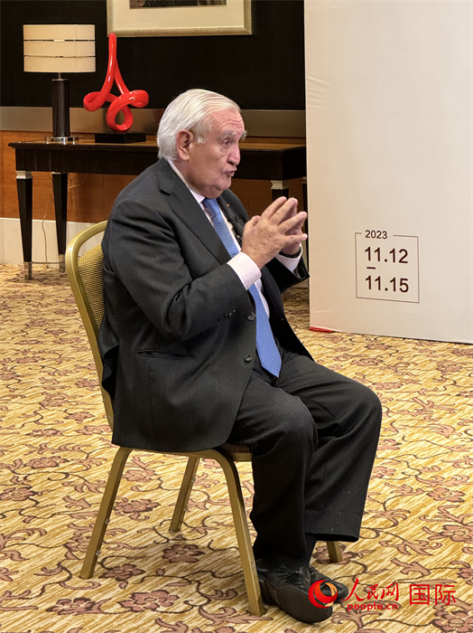 法國(guó)前總理、法國(guó)展望與創(chuàng)新基金會(huì)主席讓-皮埃爾·拉法蘭接受人民網(wǎng)的采訪。（人民網(wǎng) 謝瑩攝）