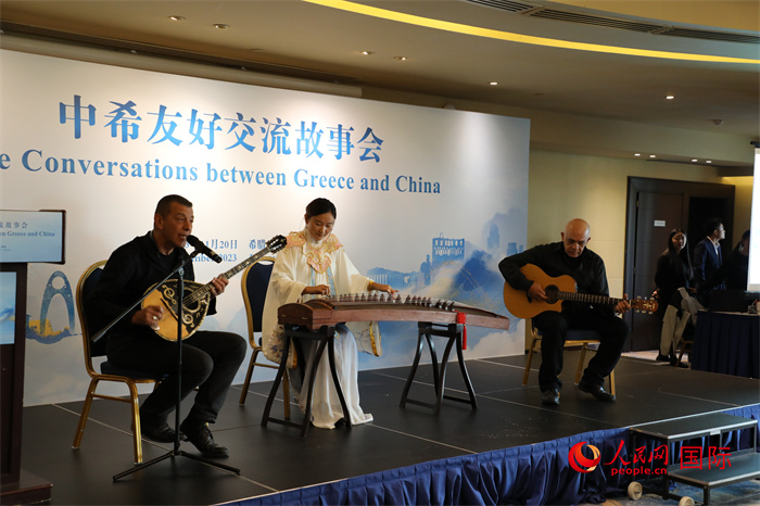 中希藝術(shù)家用古箏和布祖基琴演奏希臘著名歌曲《比雷埃夫斯的孩子》。   人民網(wǎng)記者 謝亞宏攝