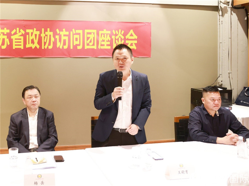 中國(guó)駐里約總領(lǐng)館副總領(lǐng)事王尉育（中）在座談會(huì)上致辭。人民網(wǎng)記者 陳海琪攝