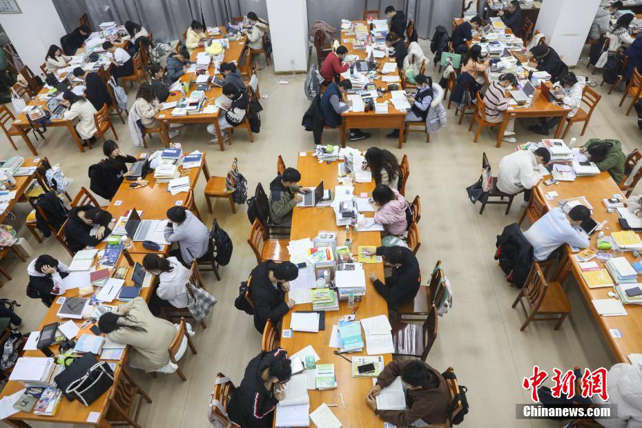 資料圖：眾多考研學生在南昌大學圖書館的自習室內(nèi)復習備考。 劉力鑫 攝