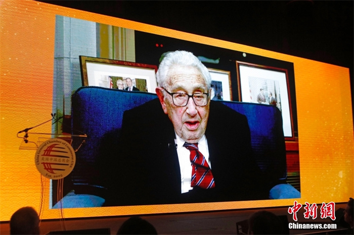 當(dāng)?shù)貢r(shí)間2023年1月18日晚，美國(guó)中國(guó)總商會(huì)(CGCC)在紐約舉行2023年中國(guó)農(nóng)歷新年晚宴。圖為亨利·基辛格以視頻方式致辭。<a target='_blank' href='/' _fcksavedurl='/'><p  align=