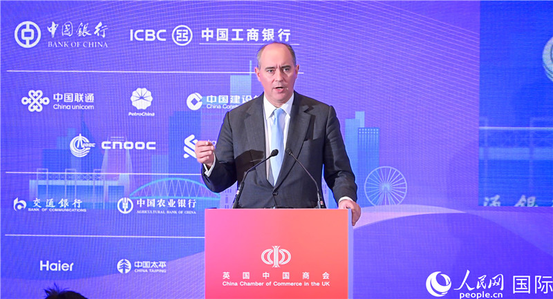 英國商業(yè)貿(mào)易部國務(wù)大臣（投資大臣）多米尼克·約翰遜與會。人民網(wǎng) 郭錦標(biāo)攝