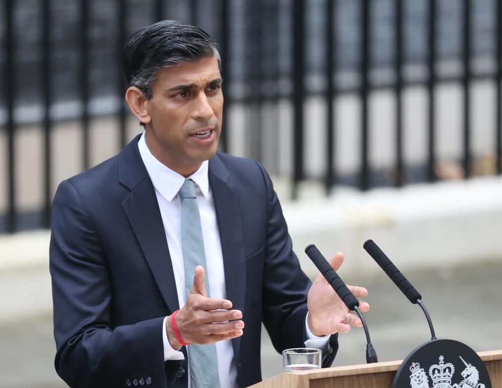 2022年10月25日，里?！ぬK納克在英國(guó)倫敦唐寧街10號(hào)首相府前發(fā)表講話。新華社記者李穎攝