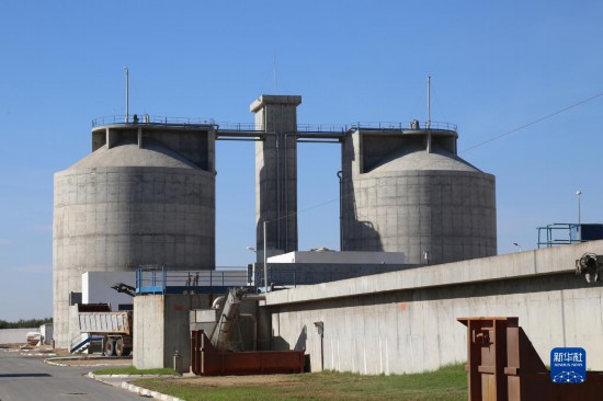 這是11月28日在突尼斯蘇塞市拍攝的中企承接建造的哈姆敦污水處理站一角。位于北非的突尼斯連續(xù)數(shù)年遭遇干旱，居民生活和農(nóng)業(yè)生產(chǎn)受到嚴重影響。突尼斯媒體近日報道了中企承接的突尼斯南部蘇塞市污水處理廠項目，稱贊它不僅為當?shù)剞r(nóng)民提供了穩(wěn)定的灌溉水源，還減少了環(huán)境污染。新華社記者 黃靈 攝