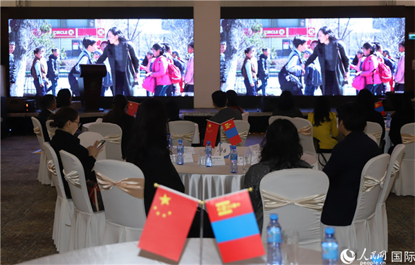 12月1日，活動(dòng)現(xiàn)場(chǎng)播放防治結(jié)核病宣傳短片。人民網(wǎng)記者 霍文攝