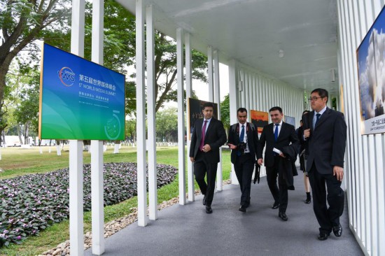   2023年12月2日，參會代表抵達廣州南沙灣濱海會議中心。（新華社記者梁旭攝）