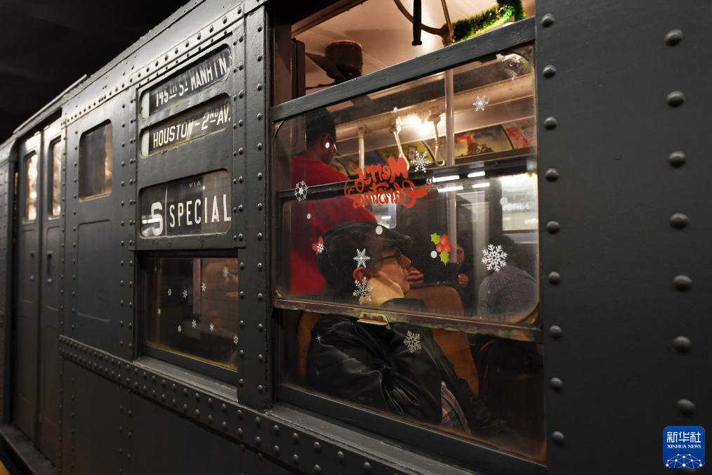 12月2日，在美國紐約，人們乘坐“懷舊地鐵”專列。新華社記者 李睿 攝