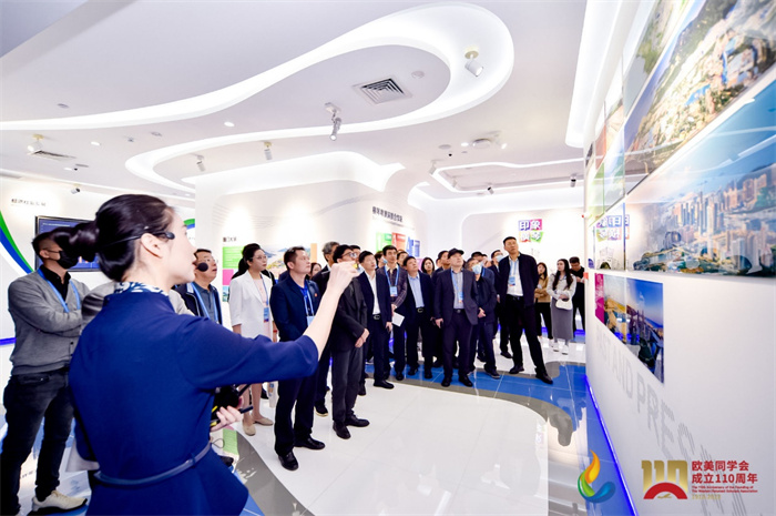 參會嘉賓和留學(xué)歸國人員參觀橫琴粵澳深度合作區(qū)展示廳。主辦方供圖