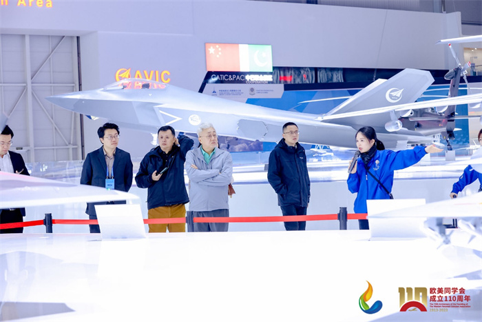 參會嘉賓和留學(xué)歸國人員參觀珠海太空中心。主辦方供圖