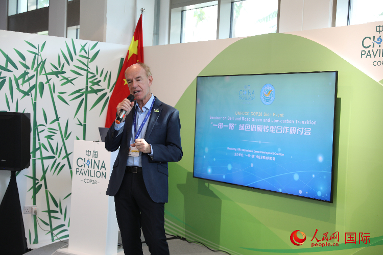 綠色聯(lián)盟聯(lián)合主席、世界自然基金會國際特使蘭博蒂尼在“一帶一路”綠色低碳轉(zhuǎn)型合作研討會上發(fā)言。人民網(wǎng)記者 張志文攝