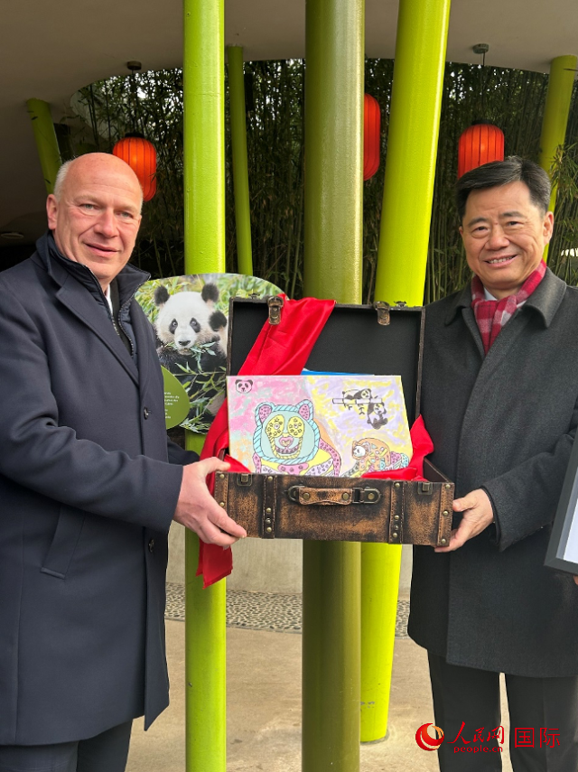 吳墾大使和韋格納市長手捧德國兒童為“夢想”“夢圓”準備的手繪“送別大禮包”。人民網(wǎng)記者 徐馨攝