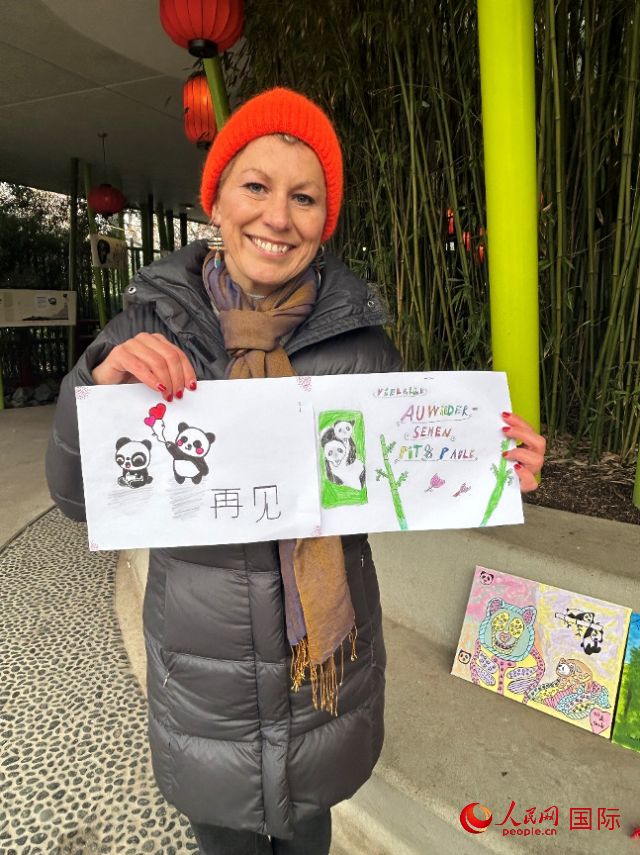 桑德拉和德國小朋友們的作品。右圖寫著“祝福好運，再見 Pit和Paule（“夢想”“夢圓”的德語名字）”。人民網(wǎng)記者 徐馨攝