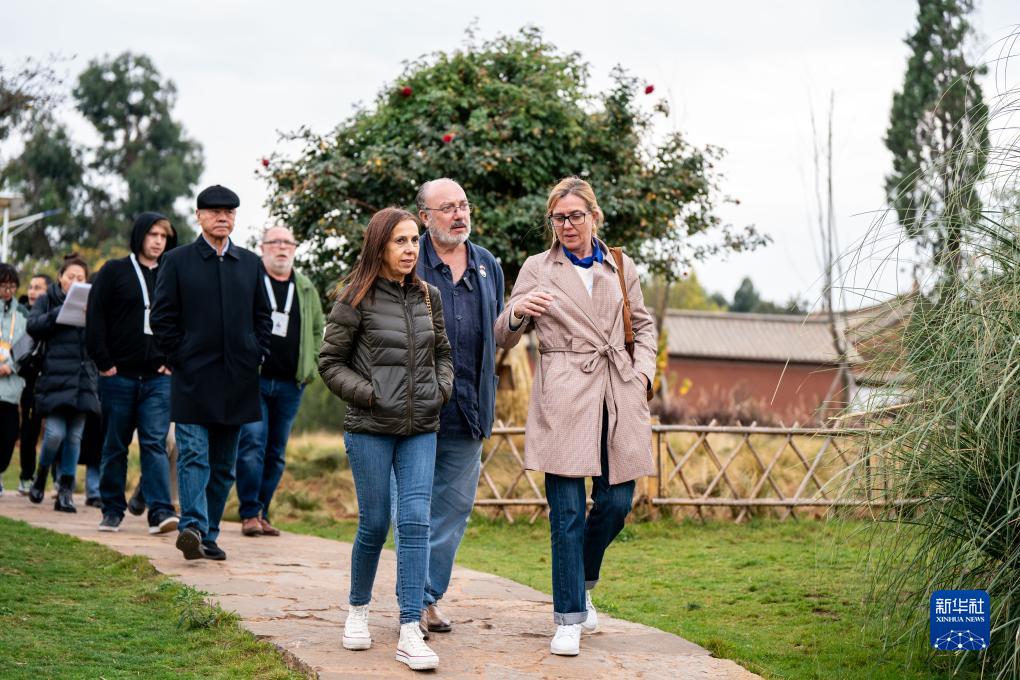 12月6日，世界媒體峰會參會代表在昆明市晉寧區(qū)小漁村參觀。新華社記者 胡超 攝