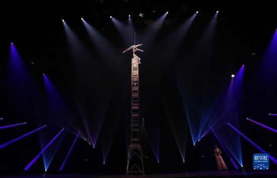 12月8日，演員在法國巴黎舉行的中國雜技“奇妙之夜”演出上表演《高椅》。新華社記者 高靜 攝