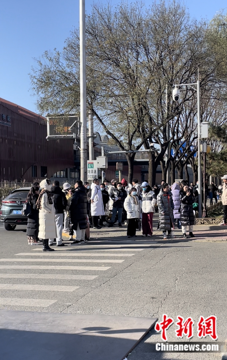 不少家長和老師在考場外等候。袁秀月 攝