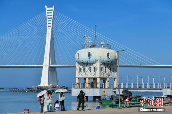 圖為游客在文昌鋪前漁港游玩。<a target='_blank' href='/' _fcksavedurl='/' ><p  align=