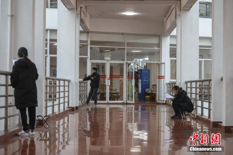 資料圖：幾位考研學(xué)生在南昌大學(xué)教學(xué)樓的天橋上復(fù)習(xí)備考。劉力鑫 攝