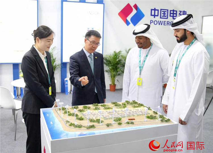 訪客在中國(guó)電建展臺(tái)參觀風(fēng)電項(xiàng)目沙盤。人民網(wǎng) 塔里克·易卜拉欣攝