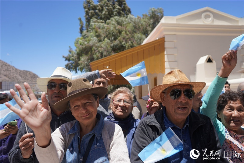 圖為當(dāng)?shù)孛癖娮园l(fā)舉行慶?；顒?。人民網(wǎng)記者 許放攝