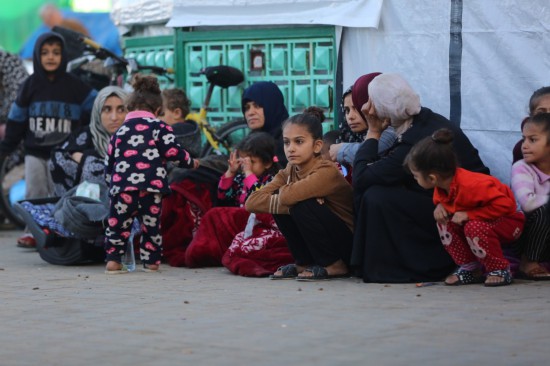 這是12月3日在加沙地帶代爾拜拉赫一家醫(yī)院拍攝的流離失所的巴勒斯坦人。新華社發(fā)