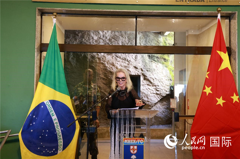 山河文化促進(jìn)中心執(zhí)行總裁瑪西婭·梅爾基奧爾在攝影展開(kāi)幕式上致辭。 人民網(wǎng)記者 陳海琪攝