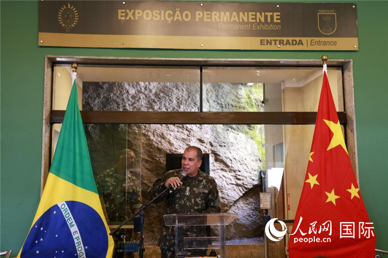 科帕卡瓦納要塞司令亞歷山大·羅伯托在攝影展開(kāi)幕式上致辭。 人民網(wǎng)記者 陳海琪攝