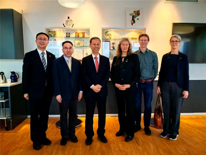 中國(guó)駐瑞典大使崔愛(ài)民（左三）會(huì)見(jiàn)瑞典農(nóng)業(yè)大學(xué)校長(zhǎng)薇迪（左四）。中國(guó)駐瑞典大使館供圖。