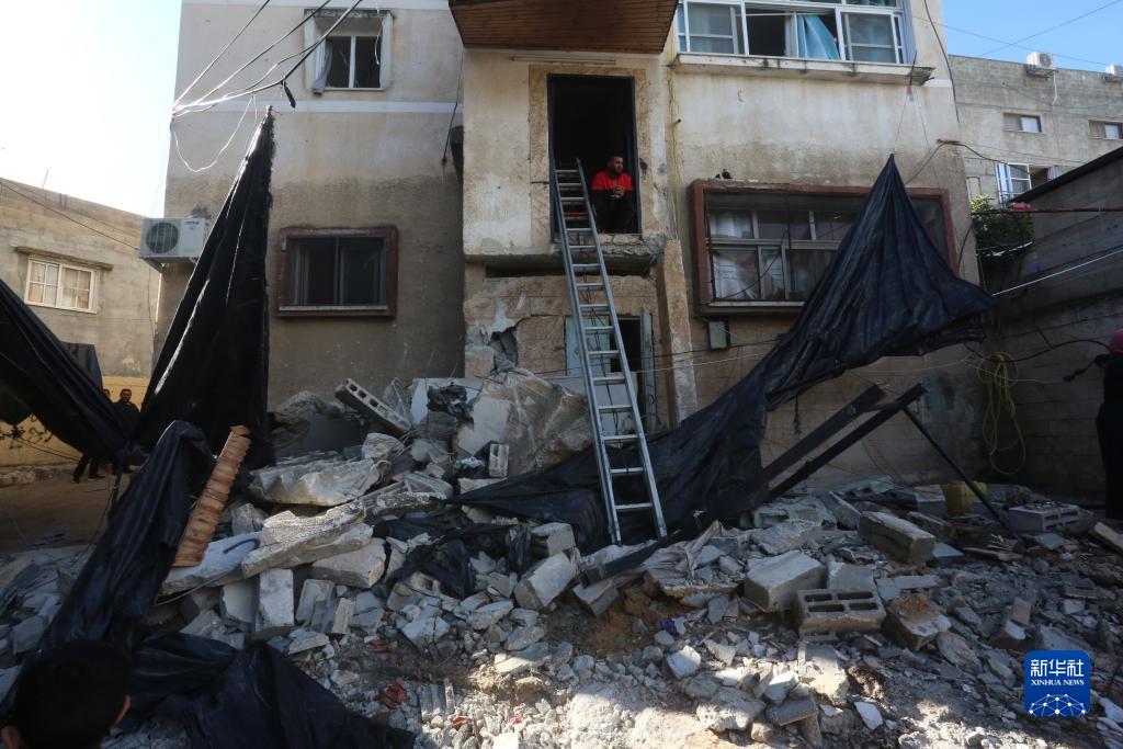 12月17日，在約旦河西岸城市圖勒凱爾姆附近的一處難民營(yíng)，人們查看在沖突中損毀的房屋。新華社發(fā)（尼達(dá)爾·艾仕塔耶?dāng)z）