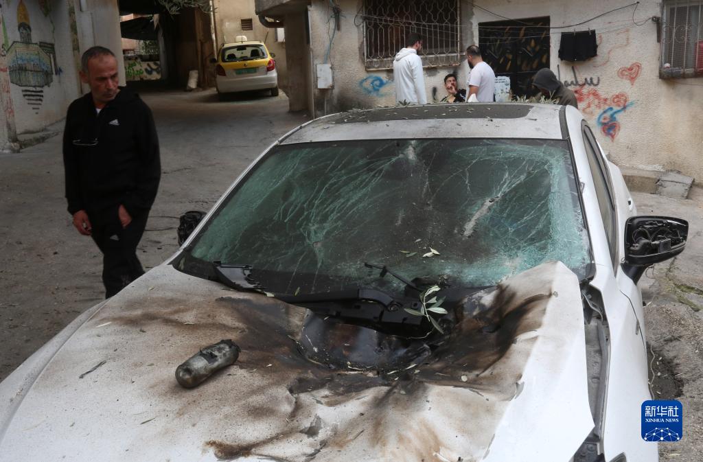 12月17日，在約旦河西岸城市圖勒凱爾姆附近的一處難民營(yíng)，人們查看在沖突中損毀的車(chē)輛。新華社發(fā)（尼達(dá)爾·艾仕塔耶?dāng)z）