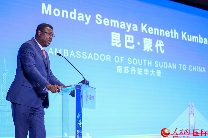 南蘇丹駐華大使蒙代在發(fā)布會上致辭。人民網(wǎng)記者 趙益普攝