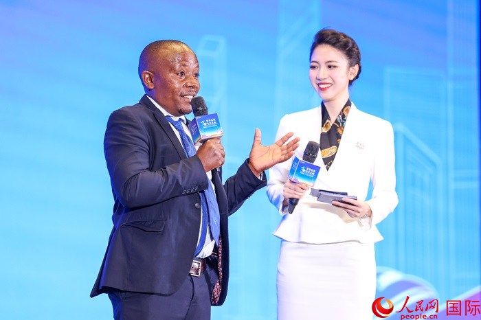 來自烏干達坎帕拉—恩德培機場高速公路項目的赫爾曼（左）被評為中國交建共建“一帶一路”最美外籍建設者之一。人民網(wǎng)記者 趙益普攝