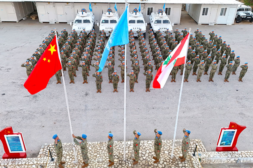1月1日，中國(guó)第22批赴黎巴嫩維和官兵們舉行升旗儀式。胡光明攝