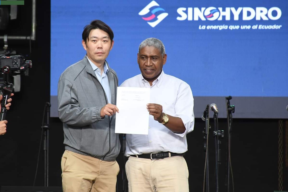 中國電建厄瓜多爾國別代表白納（左）代表中國電建向厄瓜多爾埃爾查科市康復(fù)中心捐贈(zèng)了一批康復(fù)器材，埃爾查科市市長奧斯卡·德拉克魯斯·卡瓦蒂霍（右）對(duì)中國企業(yè)的善舉表示感謝。中國電建厄瓜多爾代表處供圖