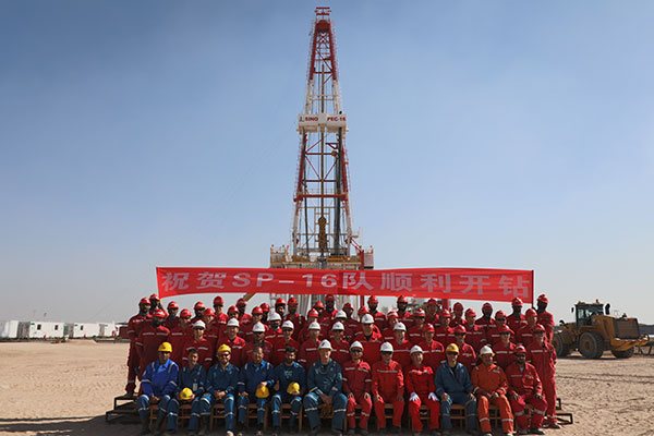 12月25日，中石化國工科威特分公司SINOPEC-16隊在科威特北部油區(qū)順利開鉆。中石化供圖