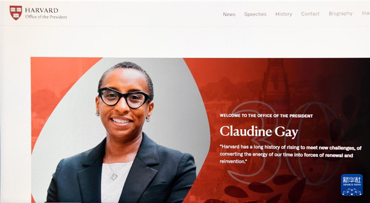美國媒體1月2日報道，哈佛大學(xué)校長蓋伊宣布辭職。這是1月2日拍攝的有蓋伊照片的哈佛大學(xué)官網(wǎng)校長辦公室頁面。新華社記者李睿 攝