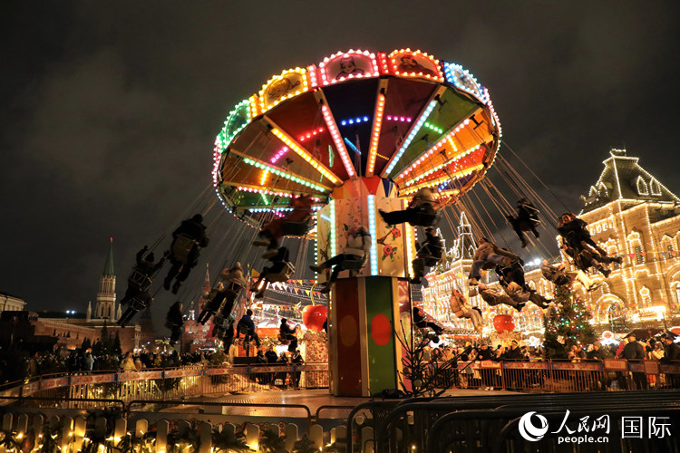 位于莫斯科紅場中央的“古姆”新年集市。人民網(wǎng)記者 隋鑫攝