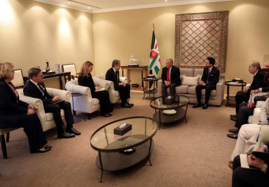 1月7日，約旦國王阿卜杜拉二世（中右）在安曼會見到訪的美國國務(wù)卿布林肯（中左）。新華社發(fā)（約旦王宮供圖）