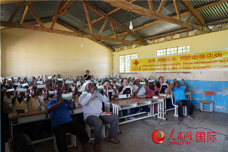 中國專家組走進(jìn)姆坦噶尼小學(xué)開展血吸蟲病防治健康教育。人民網(wǎng)記者 黃煒鑫攝