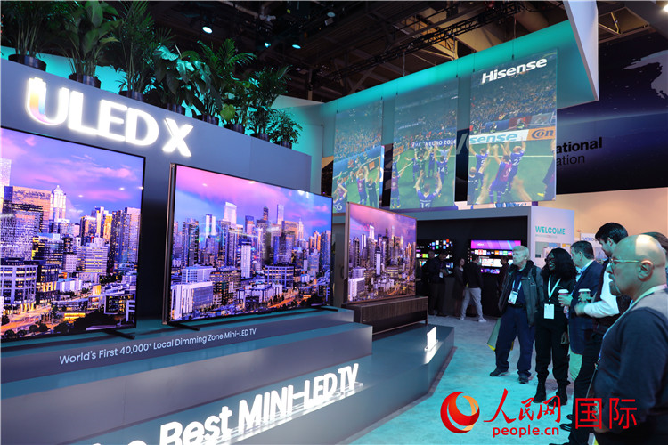 在2024年美國(guó)消費(fèi)電子展上，人們駐足觀看中國(guó)企業(yè)海信推出的ULED X系列電視110UX，該產(chǎn)品獲得“2024年美國(guó)消費(fèi)電子展創(chuàng)新獎(jiǎng)”。人民網(wǎng)記者 李志偉攝