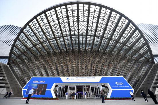 2023年10月30日，參會(huì)嘉賓步入長(zhǎng)沙國(guó)際會(huì)議中心。當(dāng)日，以“全球發(fā)展 共享安全”為主題的博鰲亞洲論壇全球經(jīng)濟(jì)發(fā)展與安全論壇第二屆大會(huì)在湖南長(zhǎng)沙開(kāi)幕。新華社記者 陳振海 攝