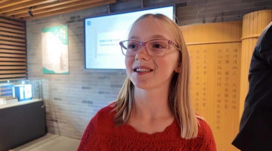 美國(guó)猶他州小學(xué)生米麗婭姆·居布萊接受記者采訪。