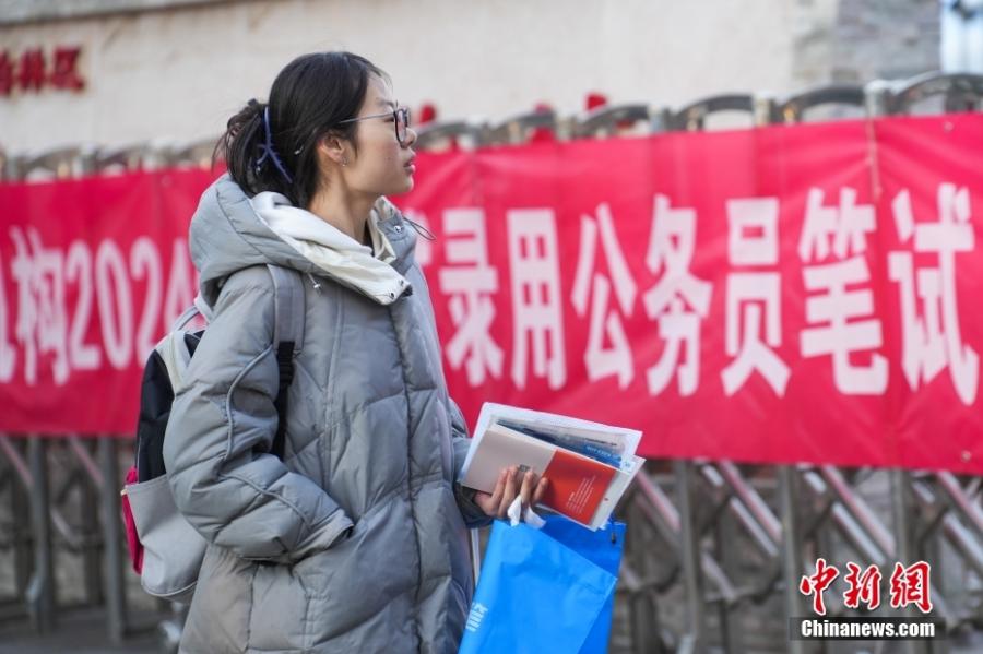 2023年11月26日，山西省太原市，考生步入考場。當日，中央機關及其直屬機構2024年度考試錄用公務員公共科目筆試舉行。<a target='_blank' href='/'><p  align=