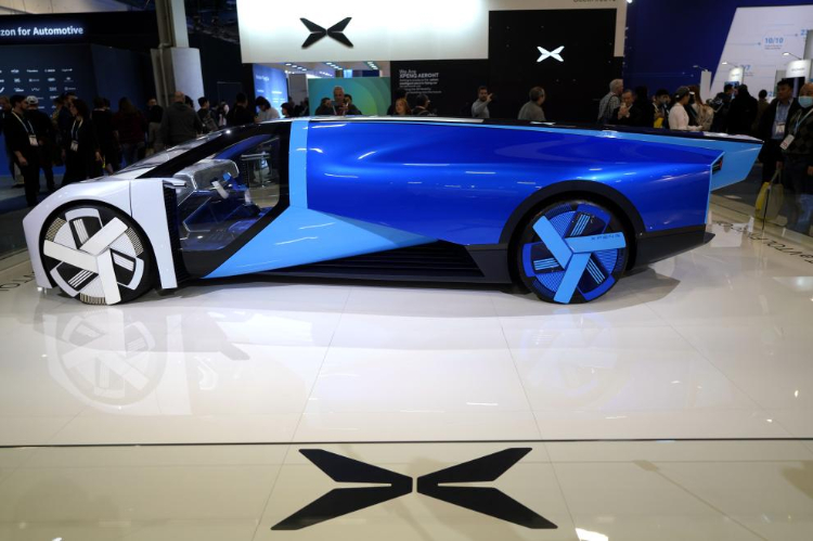 1月11日，人們在美國拉斯維加斯消費電子展小鵬公司展臺觀看電動飛行汽車Aeroht。新華社記者吳曉凌攝