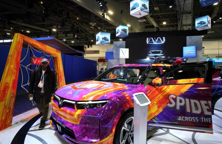 1月11日，人們在美國拉斯維加斯消費電子展越南電動汽車制造商VinFast展臺參觀。新華社記者吳曉凌攝